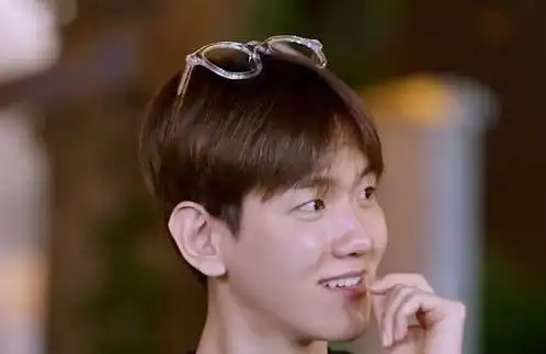 边伯贤#边伯贤独特的戴眼镜方式们0909