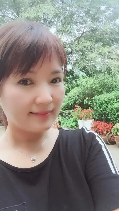 头条优选今日女神最美女人花外表年轻时尚内心乐观富足