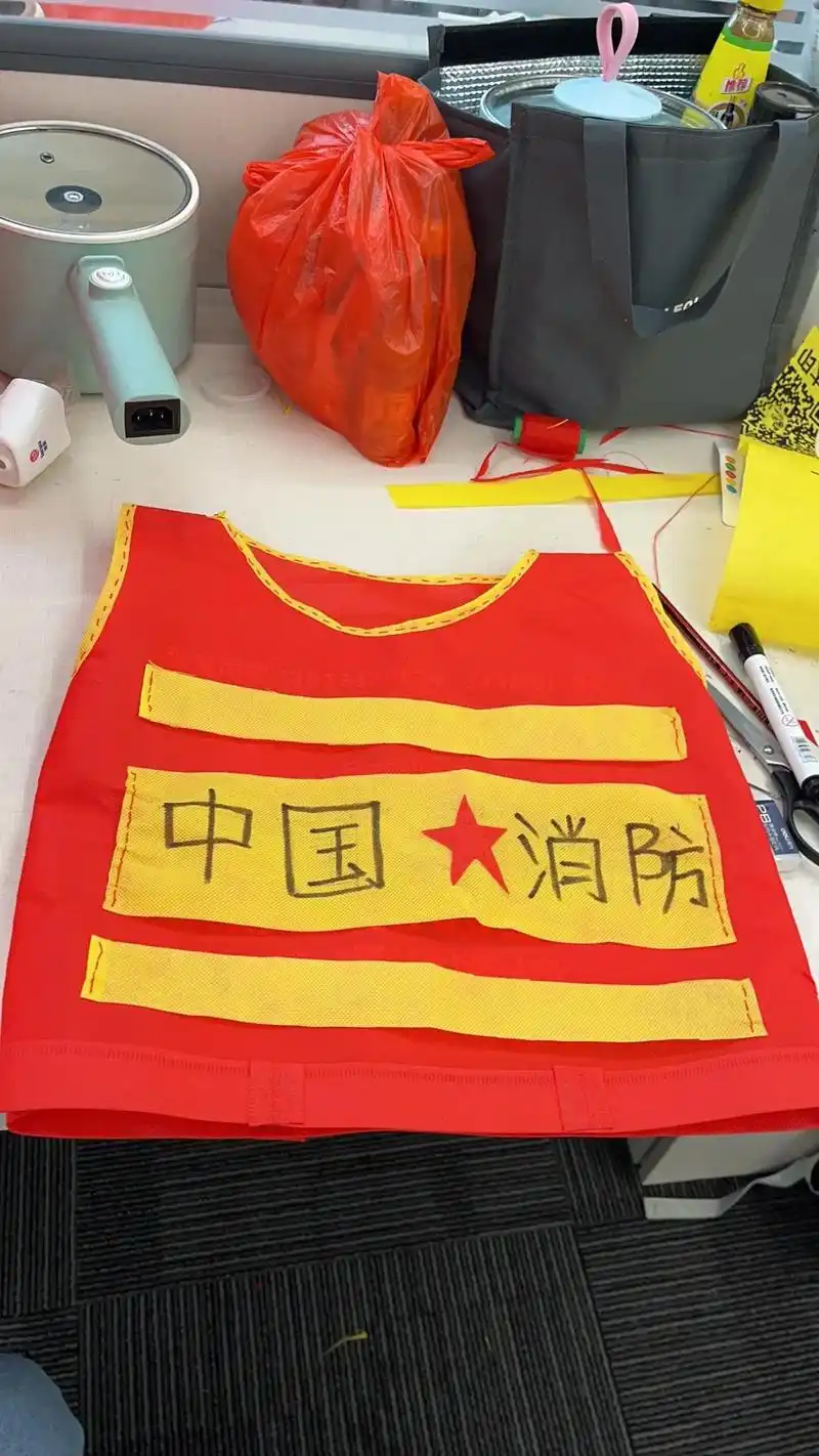 手工制作一套走秀的环保服装,维维小朋友说他以后长大要当一名消防员