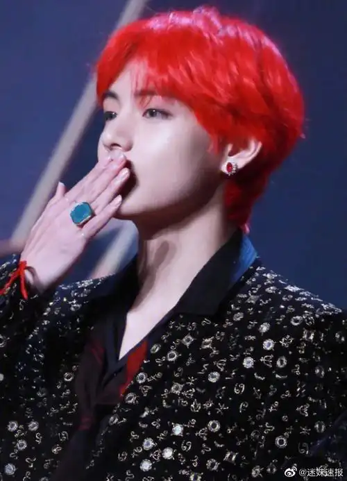 金泰亨用脸比心