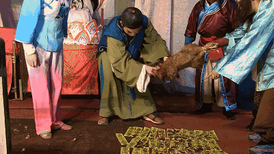 徒手劈砖杀鸡滴血拍民间戏班看到的不是艺术而是生存之道