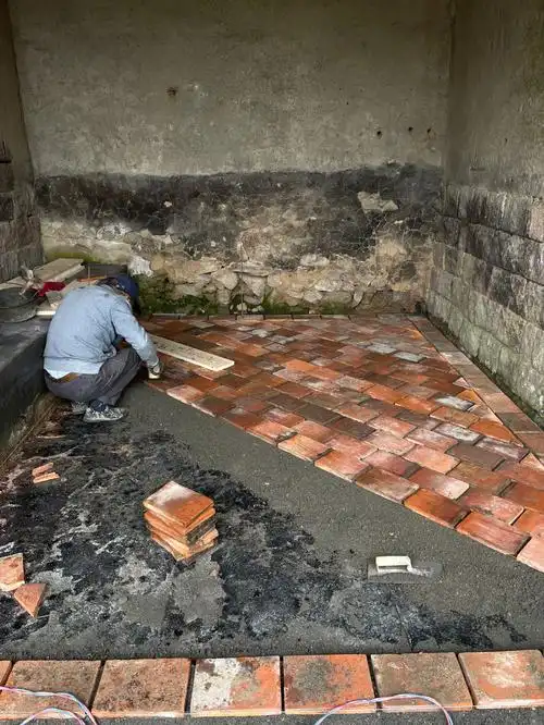 大厅地板砖换了一种铺法