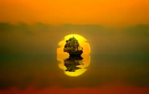 日出时的帆船剪影图片