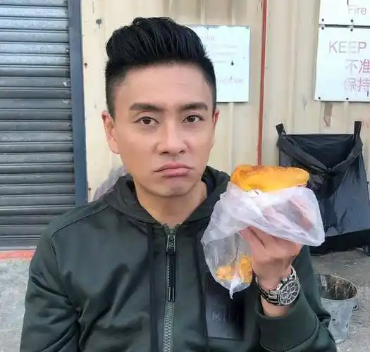 40岁黄宗泽酷爱背头发型两边铲光很清爽尽显轻熟帅气感