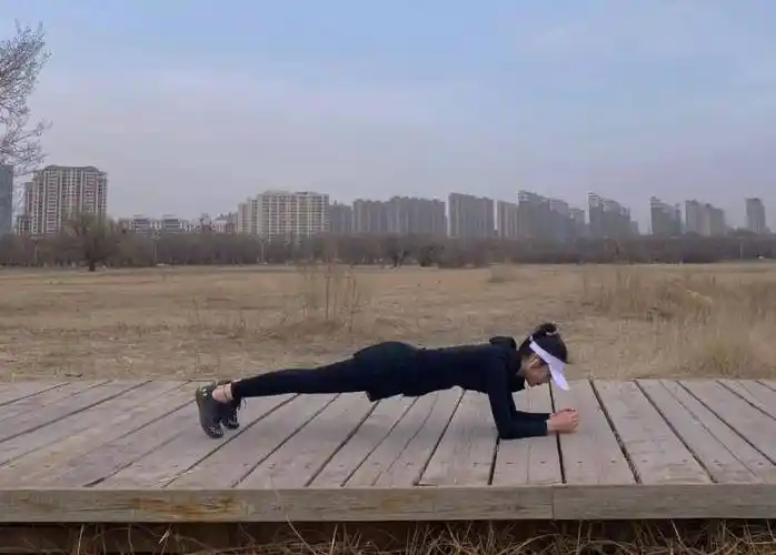 原创反向平板支撑让腹肌燃烧起来打造完美身材