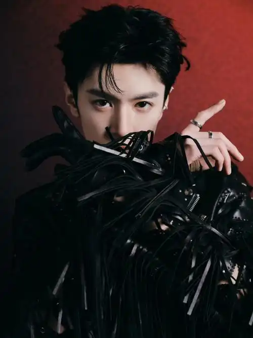 霸气,这真的完全吸引住了我的眼球,这样子的帅哥真的是让人怦然心动啊