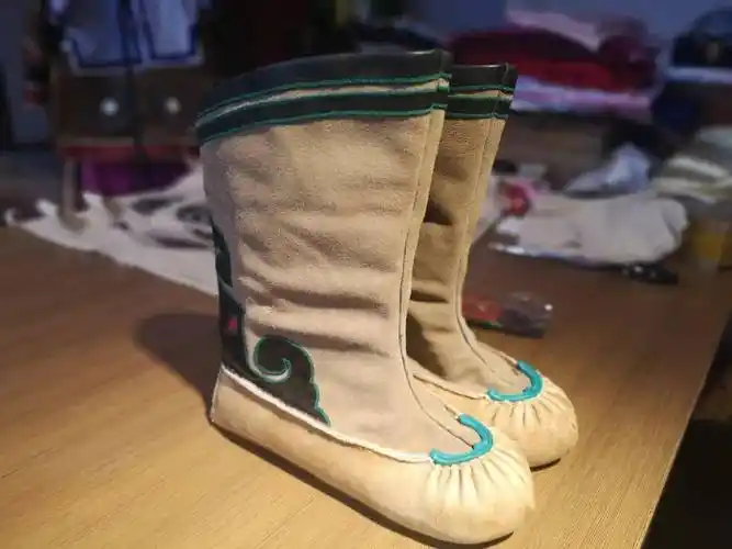 是达斡尔族早期刺绣的延伸,一般多用于妇女服饰,枕头绣片,荷包,鞋面