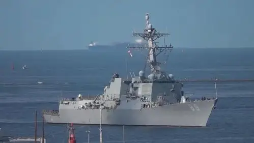 图为美军"马斯廷"号驱逐舰