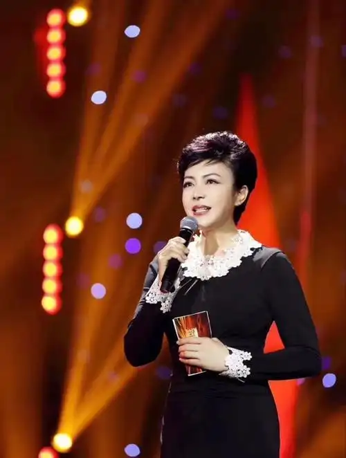 她是中国第一位女主持人主持过3届春晚却遭排挤64岁依旧未婚