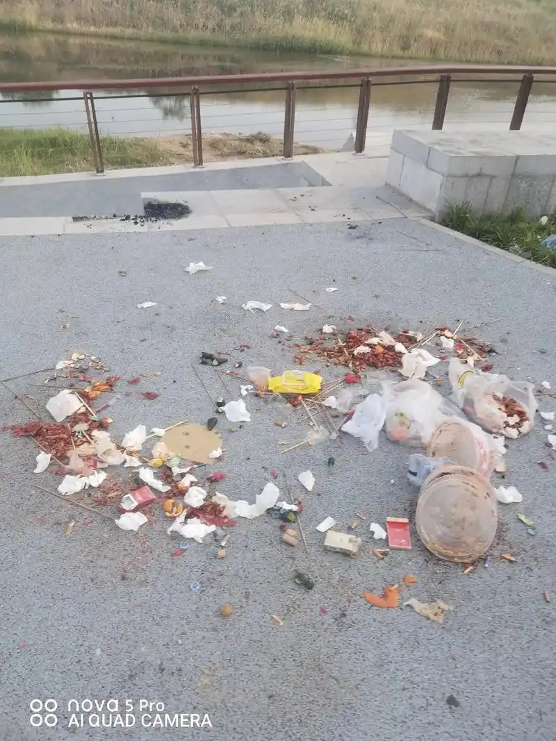 随地扔垃圾是一种不文明行为!不要把你的脸面随便丢在地上!