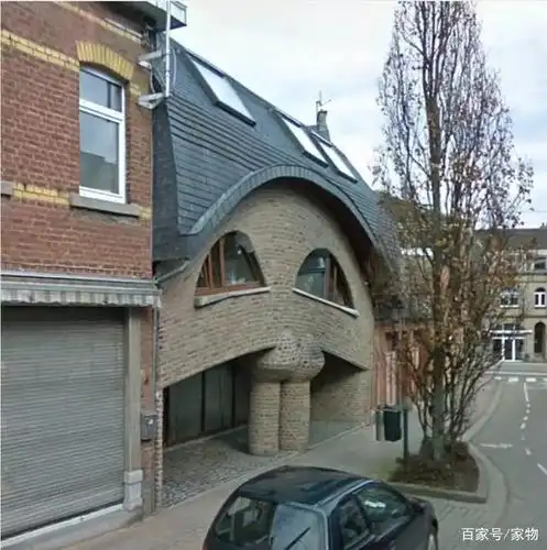 比利时的房子太丑了,还自配"表情包",远看房子好像在嘲笑人