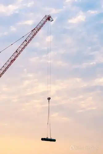 具有日落天空背景的工业重型起重机起重钢结构施工现场
