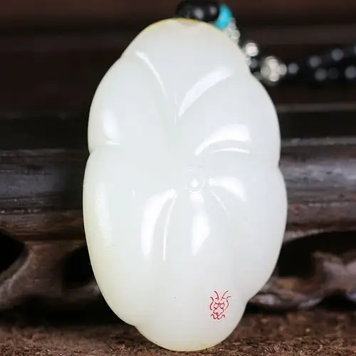 玉雕名家崔疆胜作品和田玉羊脂玉荷叶挂件重33.634克