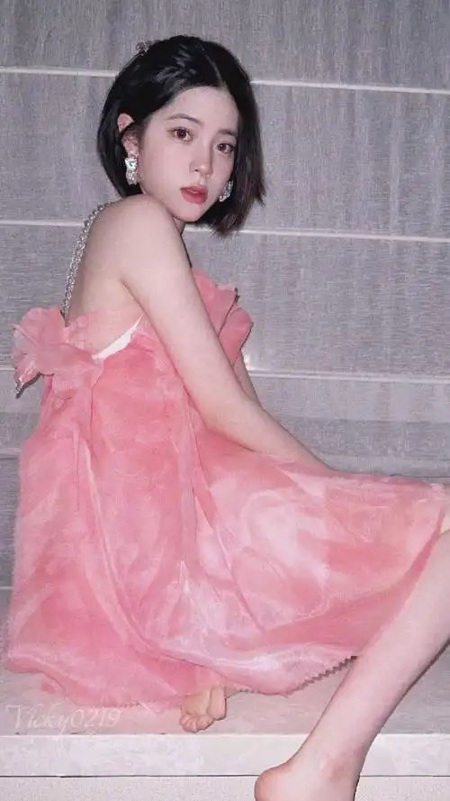 欧阳娜娜春日粉色吊带裙造型##欧阳娜娜春日桃花粉裙造型