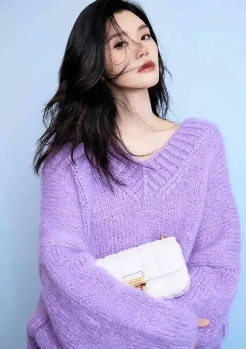 透视裙外露黑内衬,网友:看的我脸红_造型_紫色_长裙