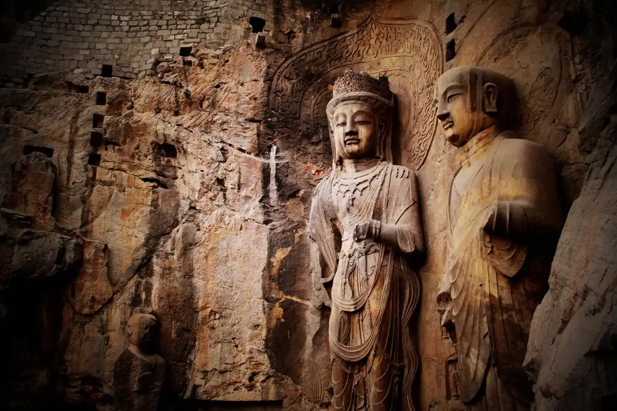 公考常识:敦煌石窟 敦煌石窟,即莫高窟.位于甘肃敦煌市东南25千米处.