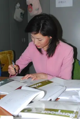 (编辑部的播音主持人纷纷主动为残疾儿童签名留言献爱心.姬缘摄)