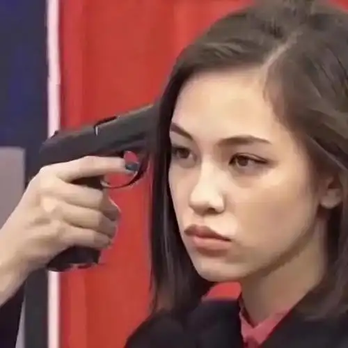 求美女被枪怼脑袋的图片