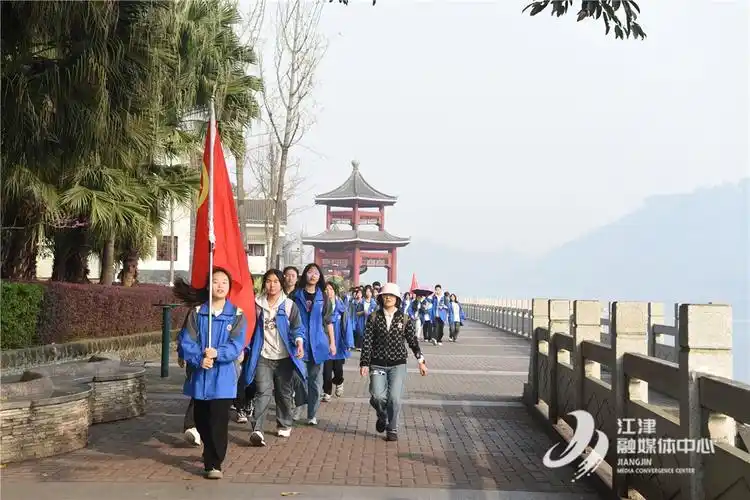 江津实验中学校开展20公里春季徒步拉练活动