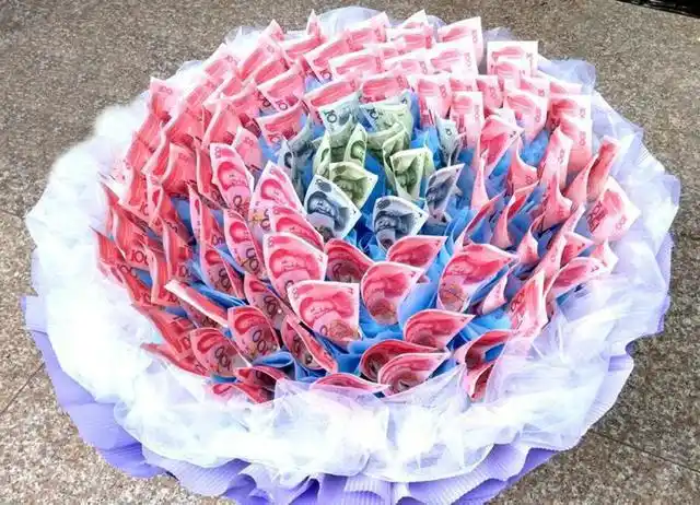 男子送9999.99元钞票花束给恋人(组图)(1/12)