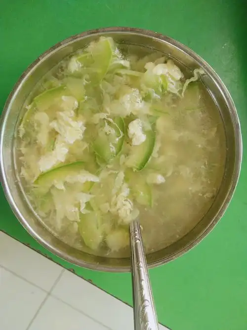 午餐:美味可口的西葫芦鸡蛋汤加上香喷喷的火山石烤肠