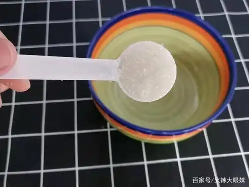 加入1勺酵母(5克左右大概是3斤面粉的量)