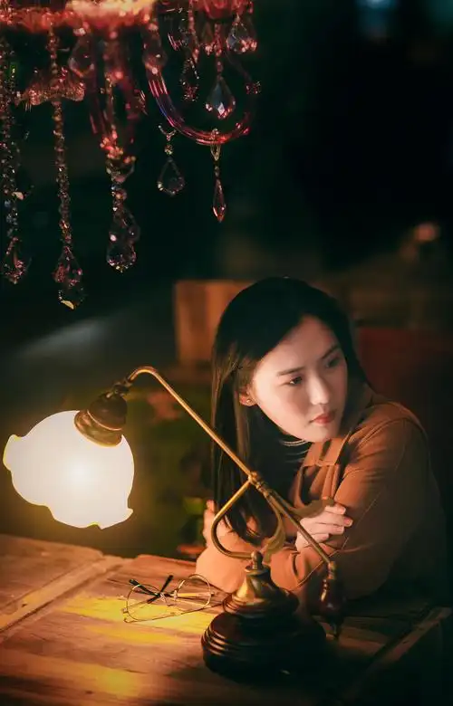 一盏灯,一座城,等一人.