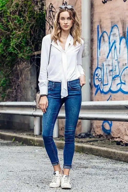 白衬衫 牛仔裤,春季清爽减龄的穿搭造型,简约舒适又好看!