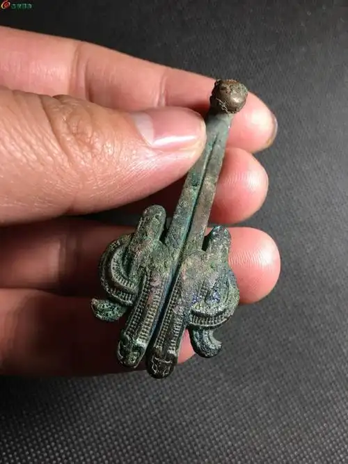 少见的四个螭龙头 老铜带钩