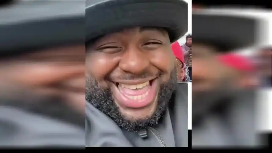 黑人小哥吐槽奇葩发型,快被他的魔性笑声表情包笑傻了,这些发型太经典