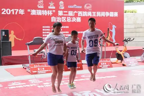 赤脚上阵展现跳绳风采