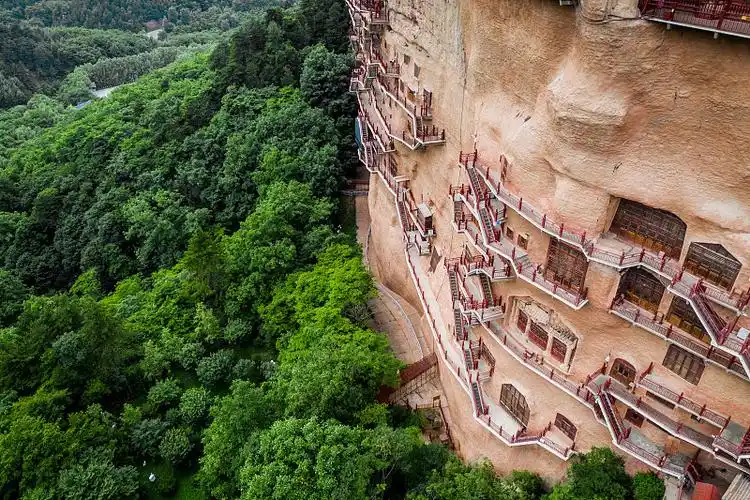 中国甘肃省天水市麦积山石窟航拍