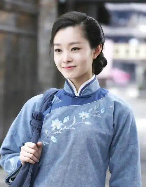 于曼丽,外号"黑寡妇",她的命运非常凄惨,际遇也很