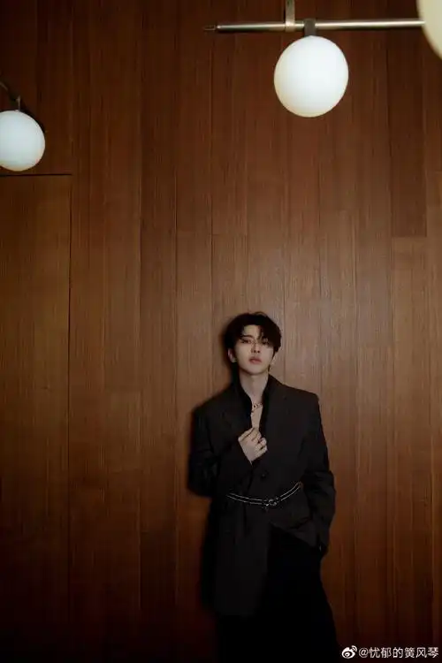 蔡徐坤烟灰色西装