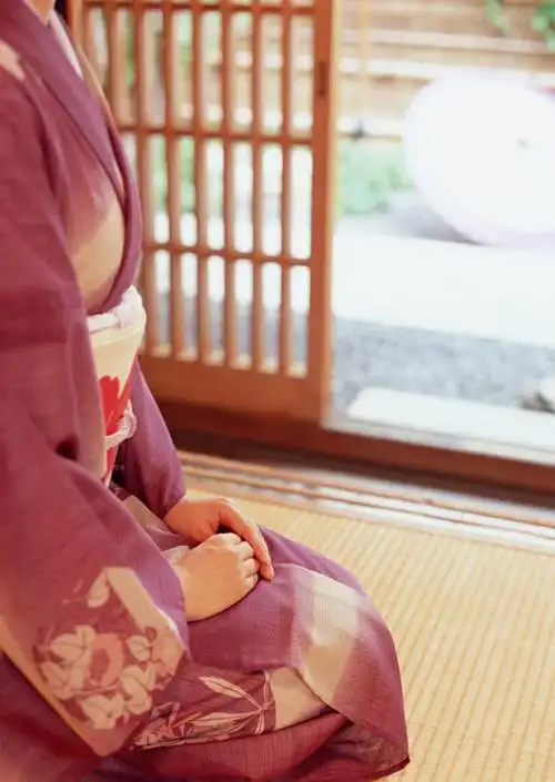 东方人,一个人,坐,跪,竖图,室内,白天,侧面,民族