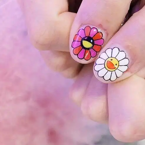 手绘的内容可以是你喜欢的卡通人物,简单的花卉,或者是搞怪的人脸图案