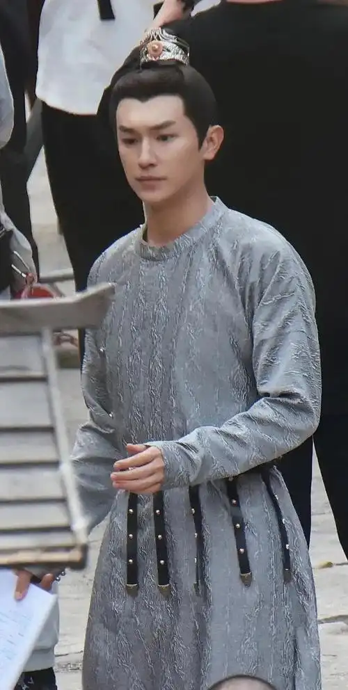 没话讲,杨旭文要英气有英气,要身高有身高,要脸蛋有脸蛋,要仪态有仪态