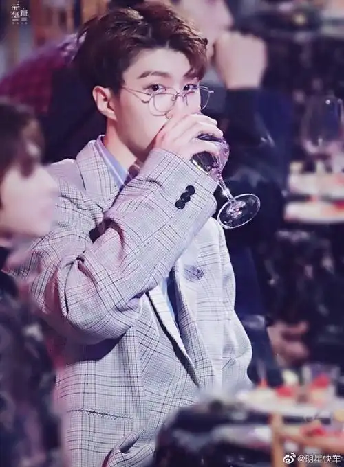 这就是贵公子喝酒#范丞丞端起酒杯的样子我已经脑补出一部霸道总裁