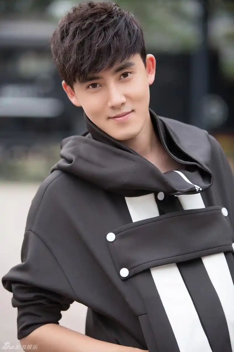 画面中,张睿一会倚靠在复古的火车旁安静沉思,一会又站在街头做搞怪状