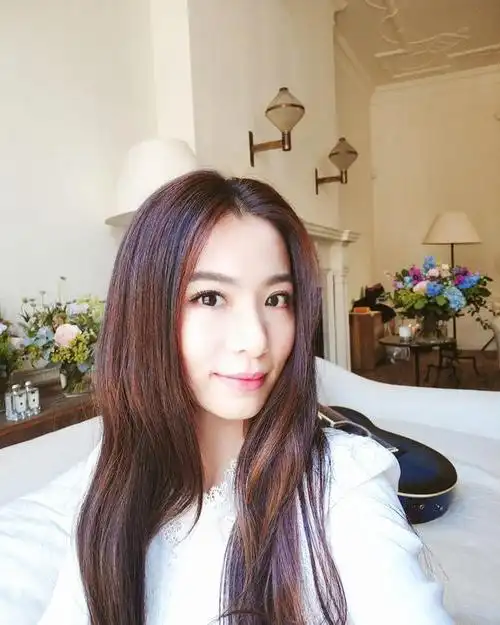 近日,hebe田馥甄长发披肩,着一袭白色连衣裙接受媒体采访