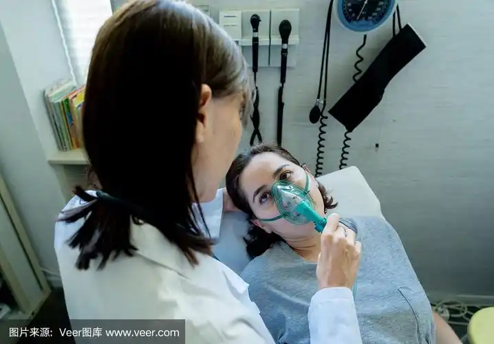 女医生与年轻的女病人与氧气面罩看痛苦和担心在医院.