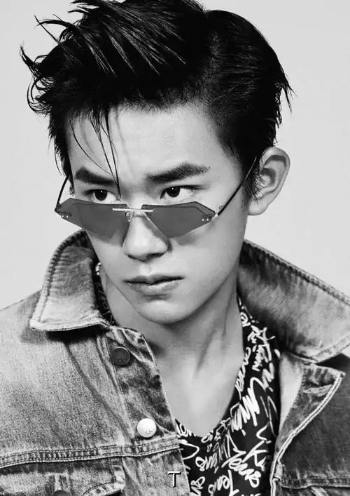 上游时尚易烊千玺眼镜杀狙击你的心