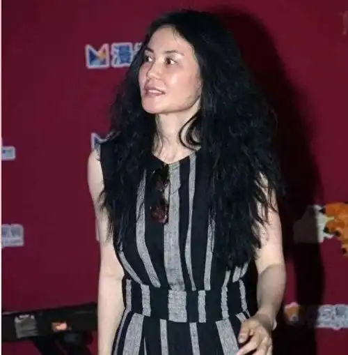 面对王菲"怀孕"的流言,人们最想知道的是,她是否真的感到幸福和满 ..