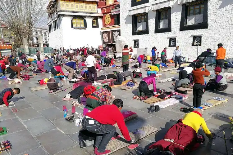 大昭寺门前虔诚朝拜的人们