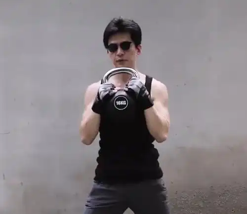 李健晒健身照,戴墨镜穿背心举重健硕有型,难得不油腻的中年男星