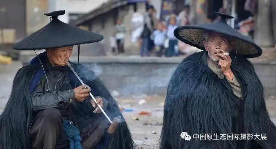 彝族老人 李林 摄彝族男子多蓄发于头顶,彝族称"字尔"或"字木",这是一