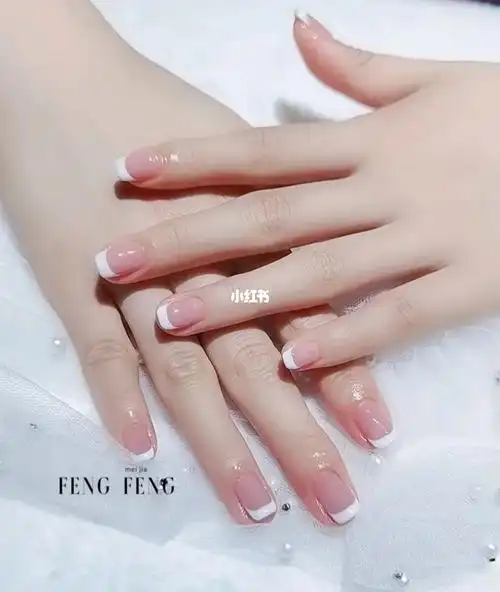 气质白色法式边美甲