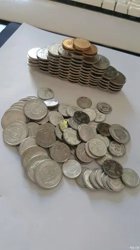 乌鲁木齐等车无聊中,摆摆硬币玩