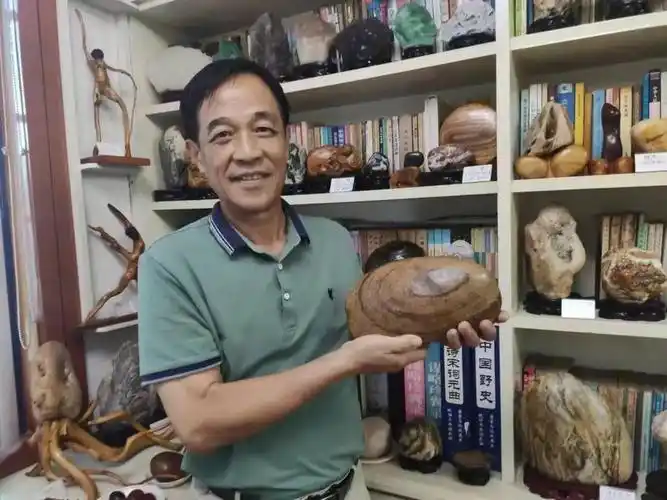 台州有位奇石收藏家从捡石头里发现天地之美