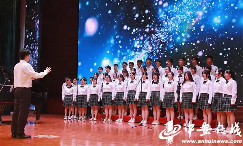 学校合唱团表演歌曲《启程》.jpg